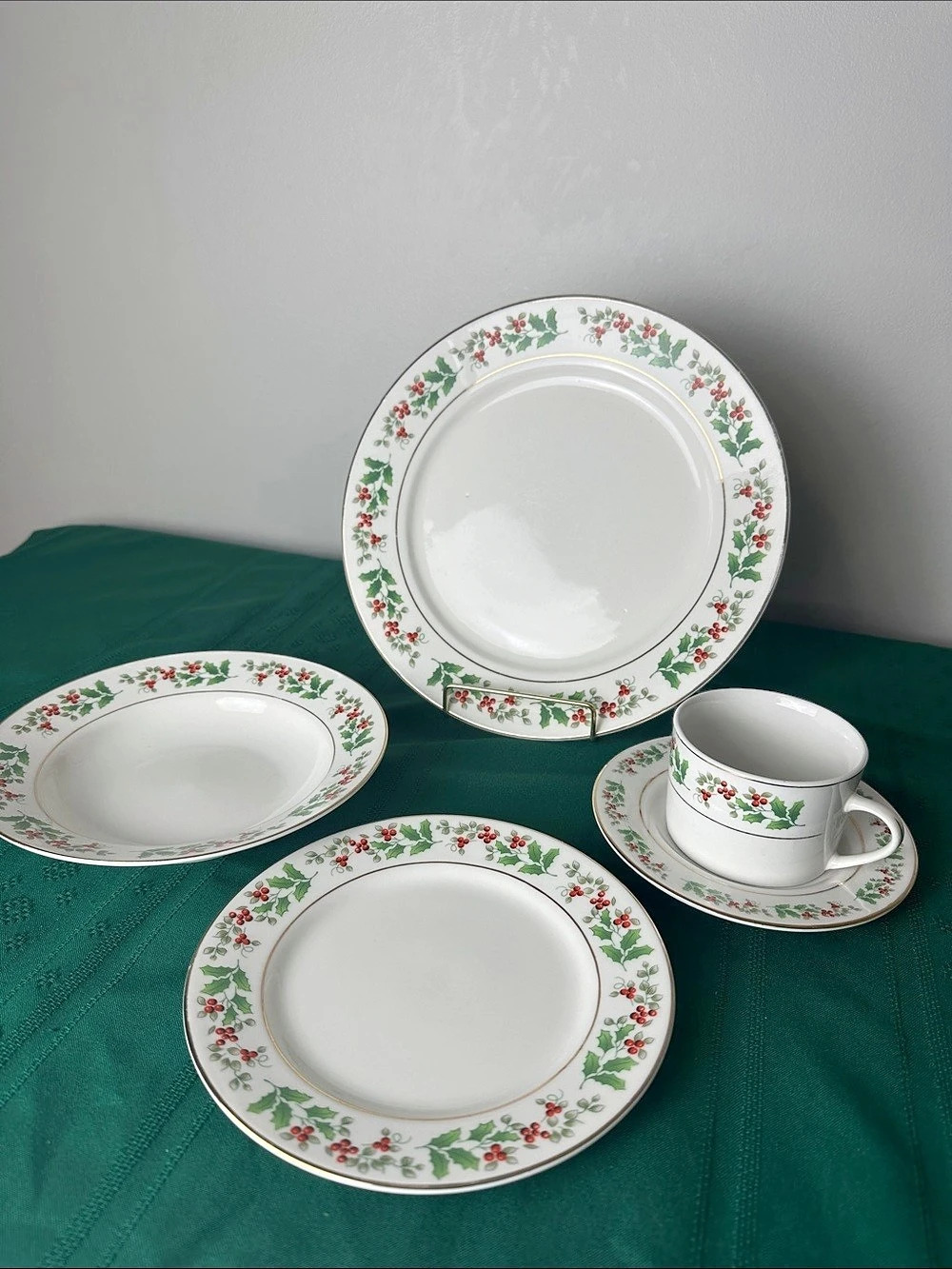 1990s Christmas Charming Delight-Gibson-5 Piece Setting